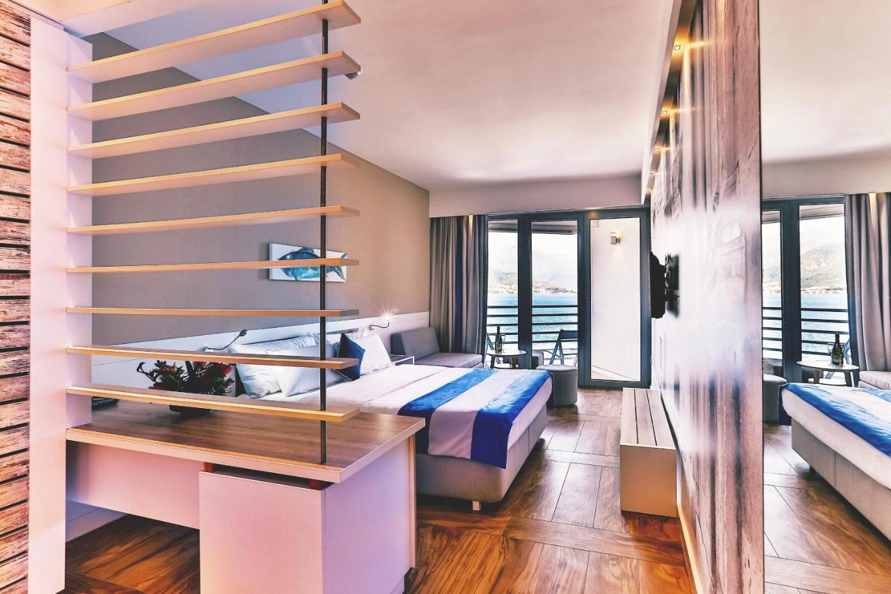 Carine Delfin Hotel Bijela